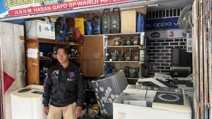 RIZAL-PELAKU-USAHA-PERBAIKAN-ELEKTRONIK.jpg