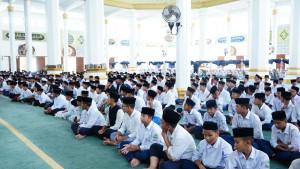 Ribuan-pelajar-dan-santri-memadati-Masjid-Agung-Ruhama-Takengon.jpg