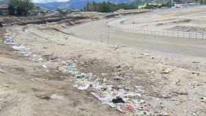 SAMPAH-DI-LAPANGAN-PACU-KUDA.jpg