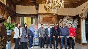 Sabela-Gayo-beraudiensi-dengan-Duta-Besar-Republik-Indonesia-untuk-Belanda.jpg