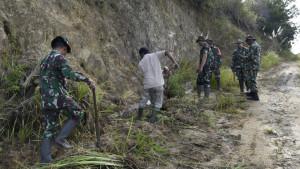 Satgas-TMMD-Kodim-0119Bener-Meriah-memulai-aksi-fisik-dengan-melaksanakan-pembersihan-jalan.jpg