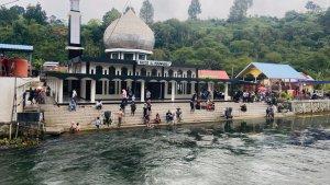 Sejumlah-wisatawan-memadati-area-halaman.jpg