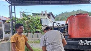 Warga-Aceh-Tengah-membeli-air-bersih.jpg