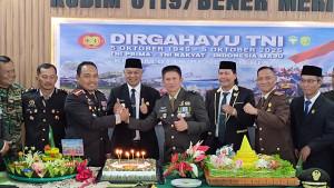 kue-diserahkan-ke-tni.jpg