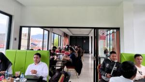 pekerja-serbu-warkop.jpg