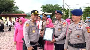 penyerahan-pemghargaan-kapolres-hirowo.jpg