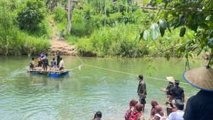 siswa-menyebarng-sungai-pakai-rakit-di-aceh-tengah.jpg