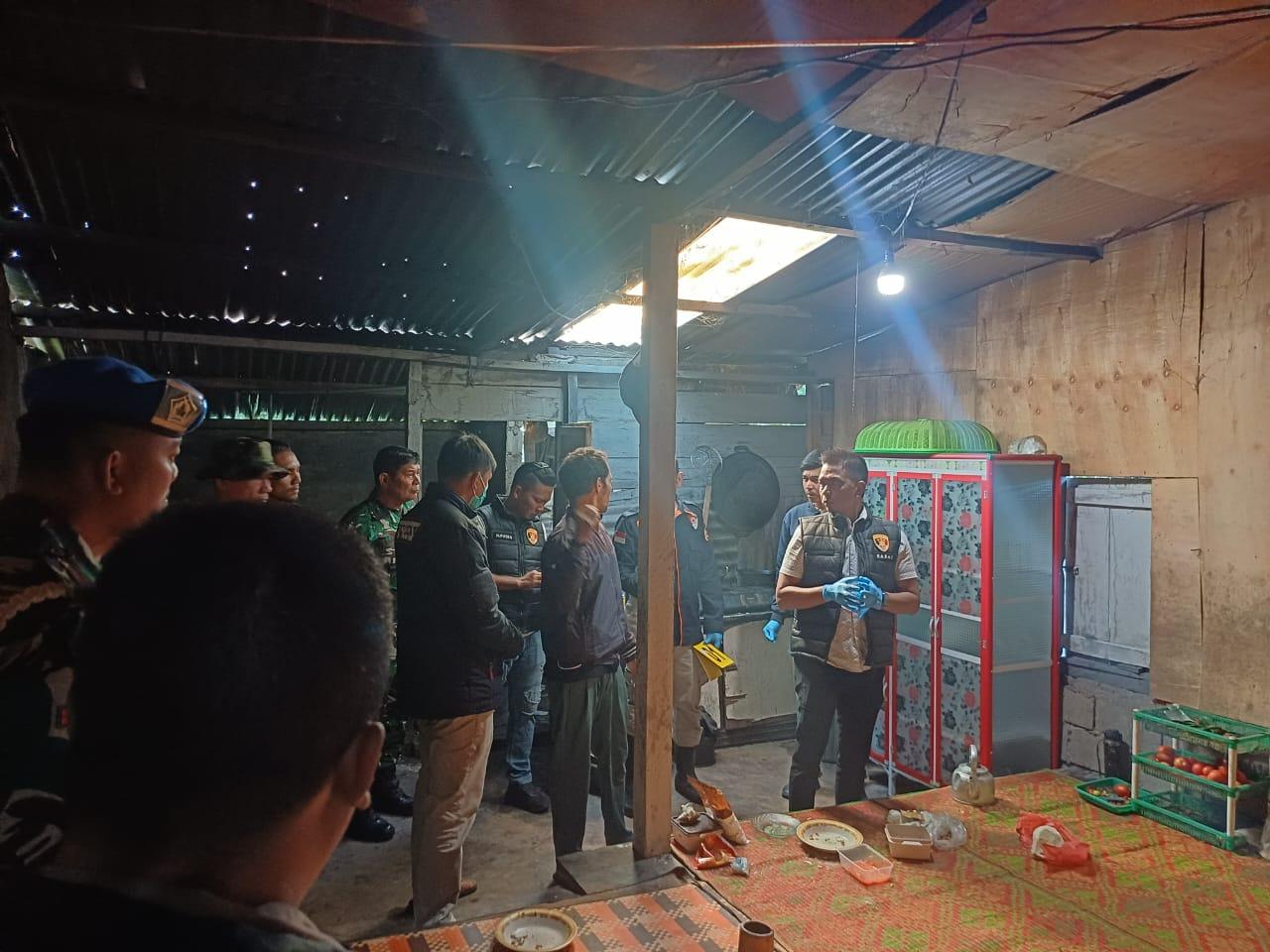 Anggota-kepolisian-Polres-Bener-Meriah-melakukan-olah-TKP-di-lokasi-pasutri-ditemukan.jpg