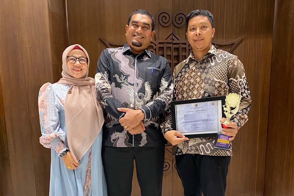 Ansar-Salihin-menerima-Piagam-kenghargaan-atas-prestasinya-sebagai-Guru-Inspiratif.jpg