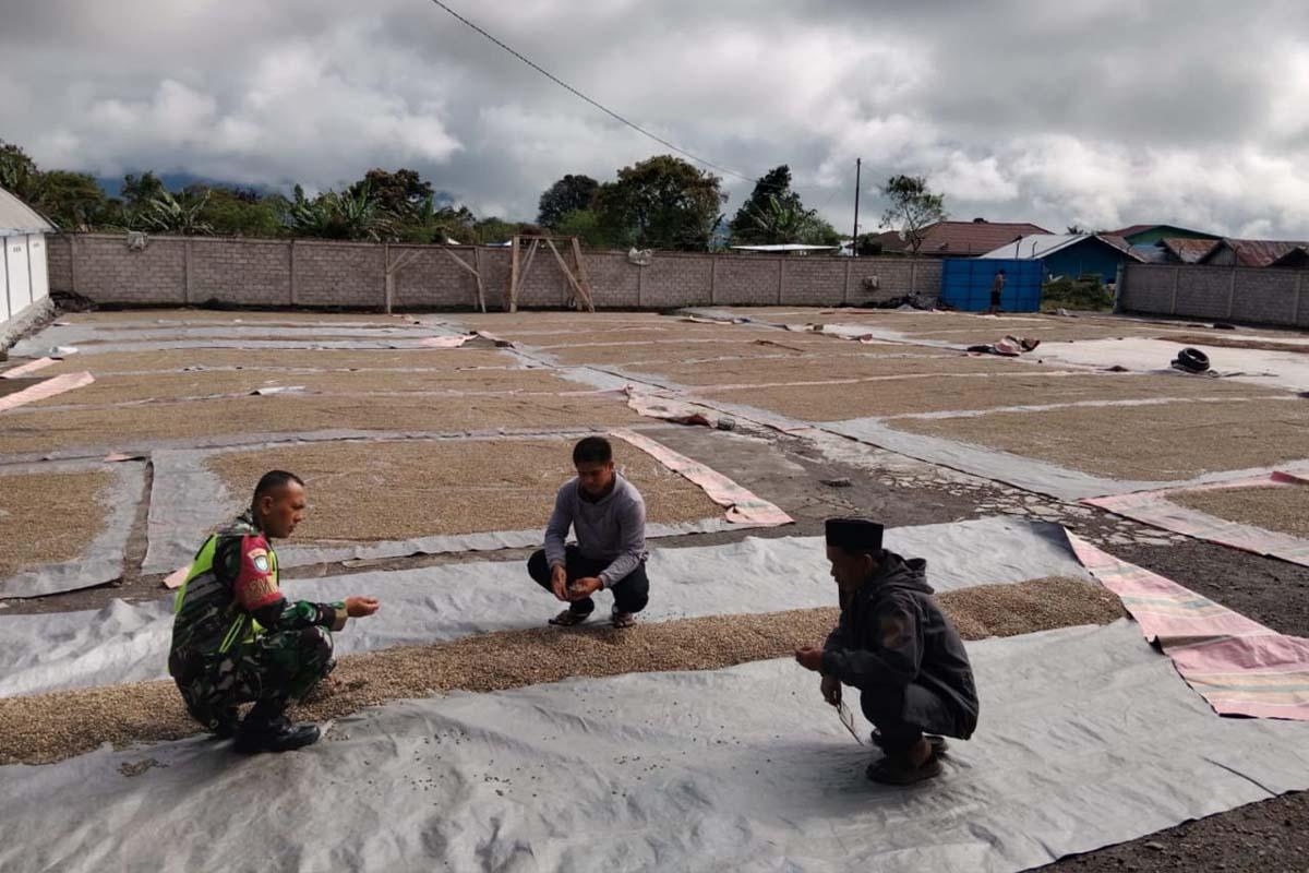 Babinsa-Koramil-06Bukit-Serda-Arsad-menyambangi-langsung-Gudang-Pengepul-Kopi.jpg