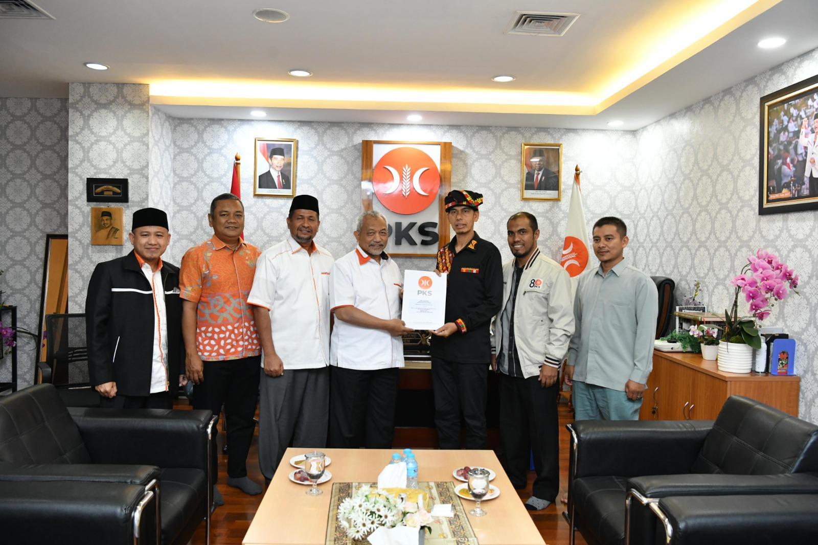 Bardan-Sahidi-saat-menerima-SK-penetapan-sebagai-calon-bupati.jpg