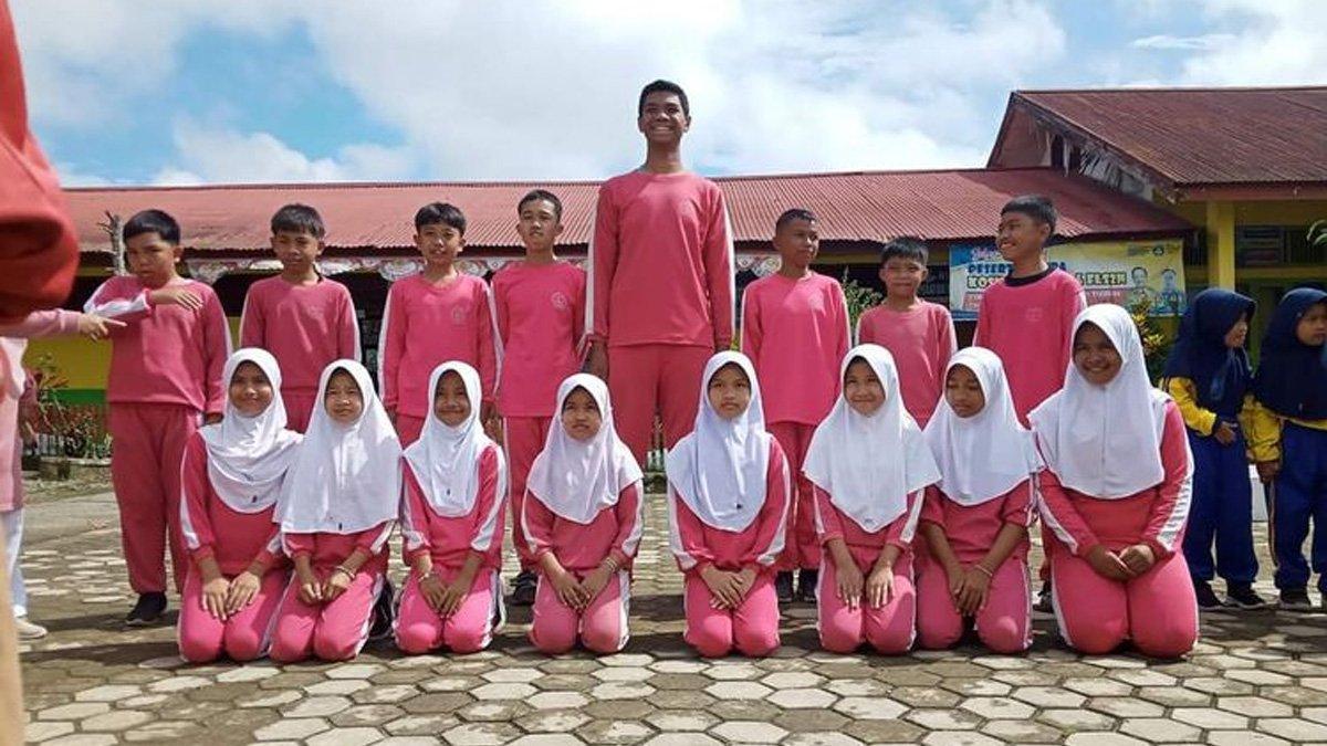 Viral, Bocah SD di Jambi Miliki Tinggi Badan Capai 2 Meter