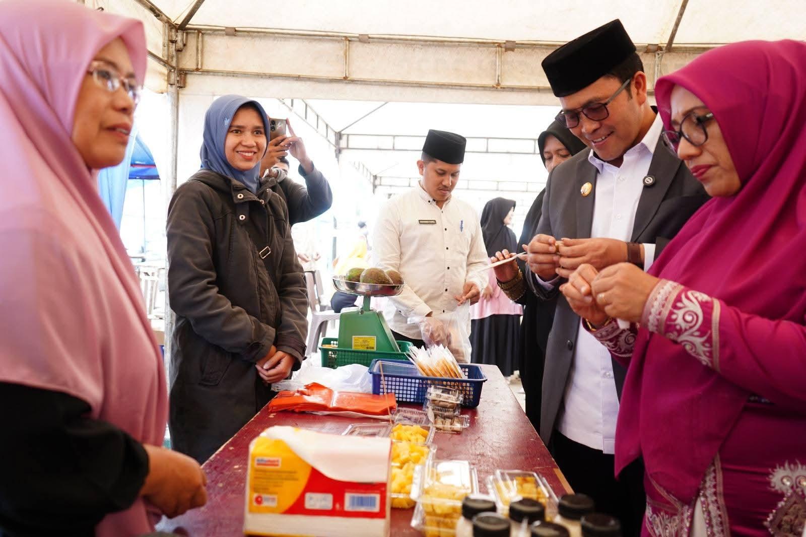 Bupati-Aceh-Tengah-Haili-Yoga-saat-berada-di-bazar-UMKM-2025.jpg