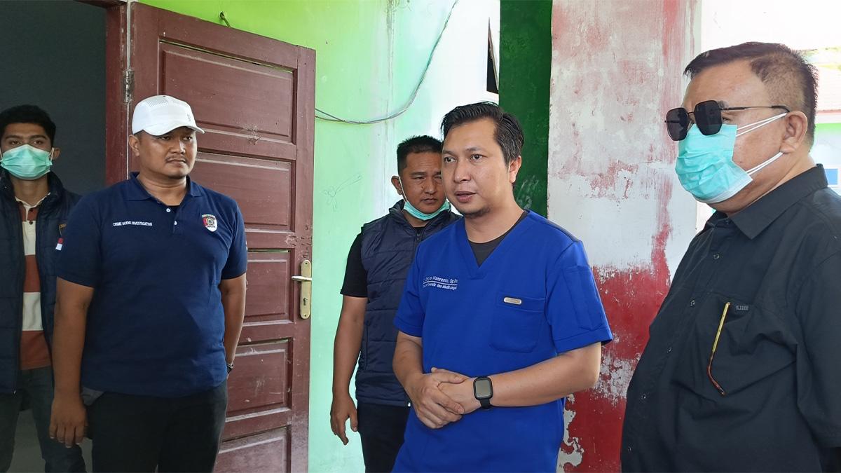 Bupati-Aceh-Tenggara-M-Salim-Fakhry-SE-MM-mengecek-proses-autopsi-jenazah.jpg