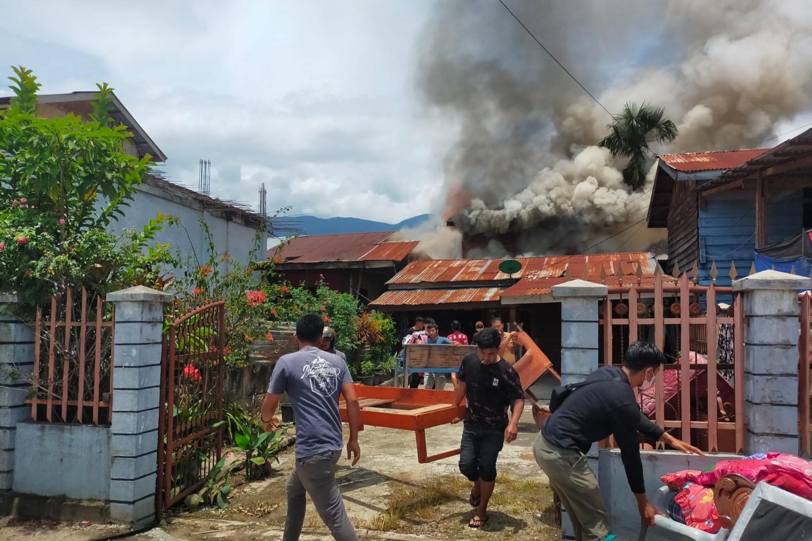 BREAKING NEWS: 2 Rumah Warga di Raklunung Blangkejeren Gayo Lues Terbakar