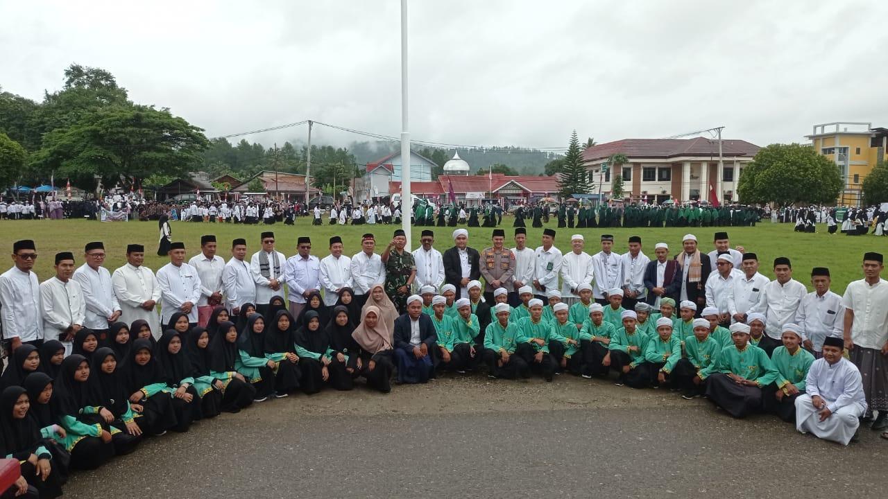 Berkain Sarung dan Serban, Pejabat di Gayo Lues Peringati Hari Santri Nasional dengan Irup Pj Bupati