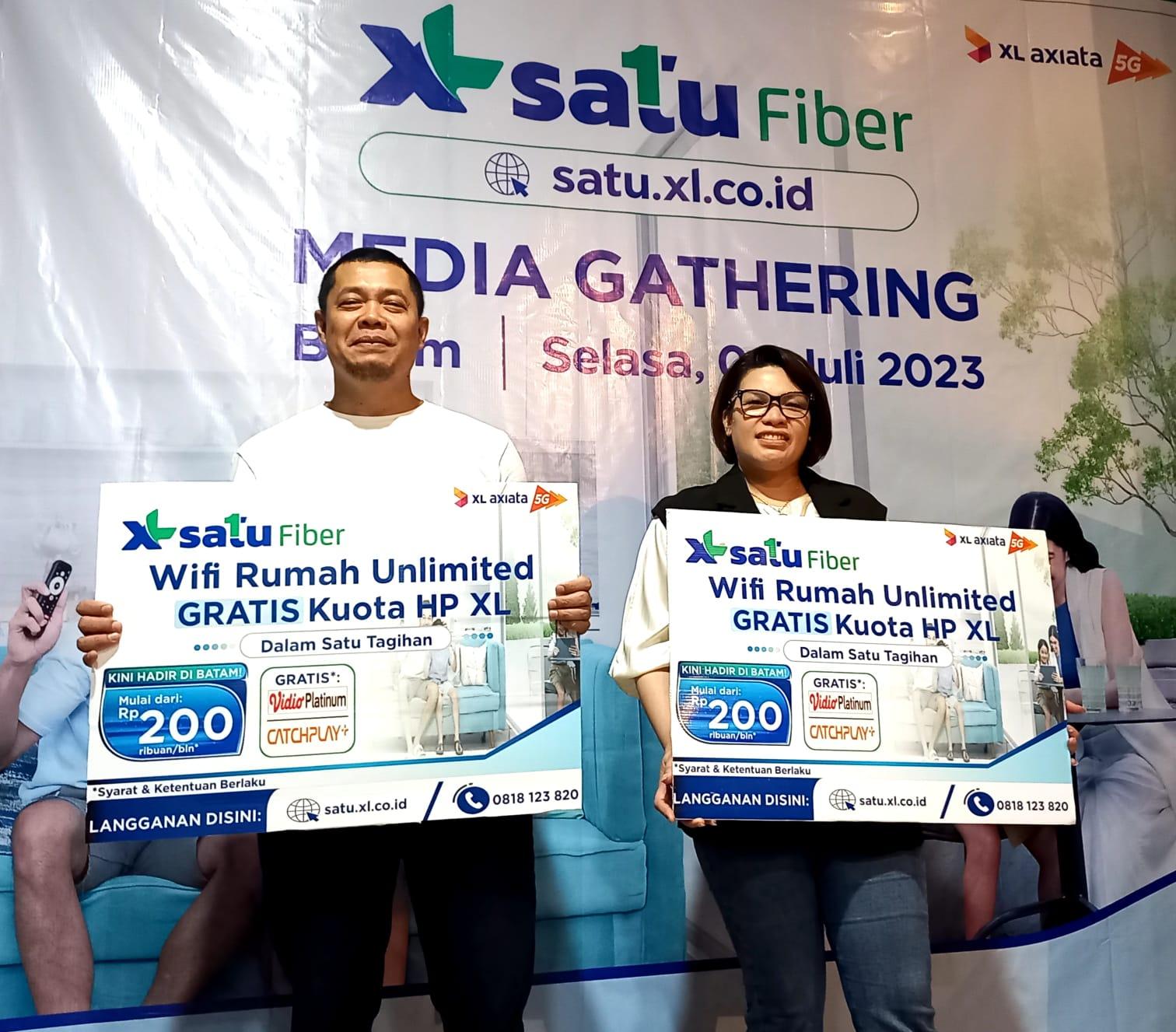 Head-of-Sales-XL-Axiata-area-Kepri-dan-Ridar-Alex-Burnama.jpg
