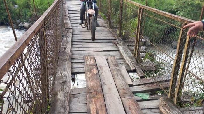 JEMBATAN-RUSAK-2104.jpg