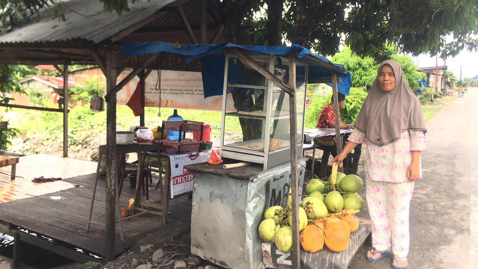 Kisah Asnaina di Aceh Tenggara Berjualan Es Kelapa dan Gorengan untuk Kuliahkan Anak
