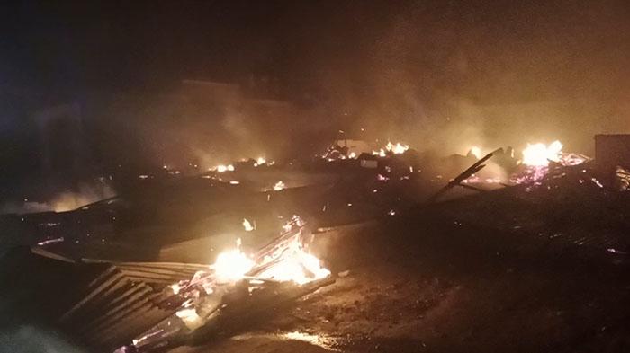 Teriakan Takbir Berkumandang, Warga Berjibaku Padamkan Api Saat Kebakaran Hebat di Bener Meriah