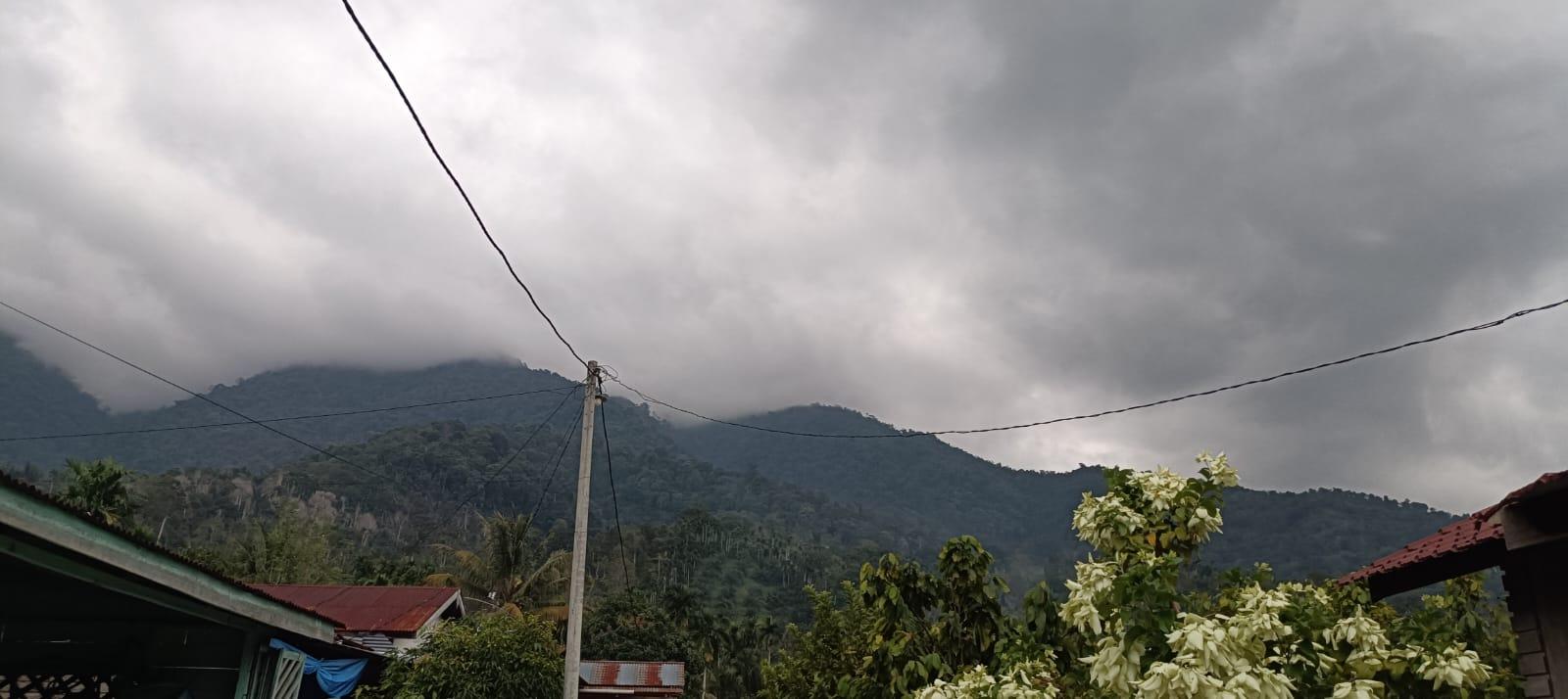 Langit-yang-tampak-mendung-dengan-awan-hitam.jpg