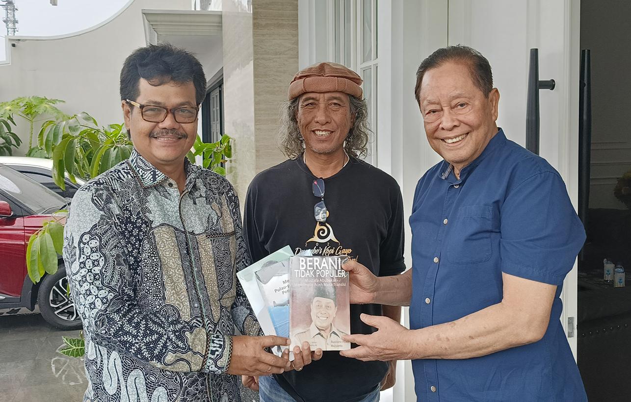 Mantan Pj Gubernur Aceh Mustafa Abubakar Serahkan Tiga Buku kepada Perpustakaan ISBI Aceh