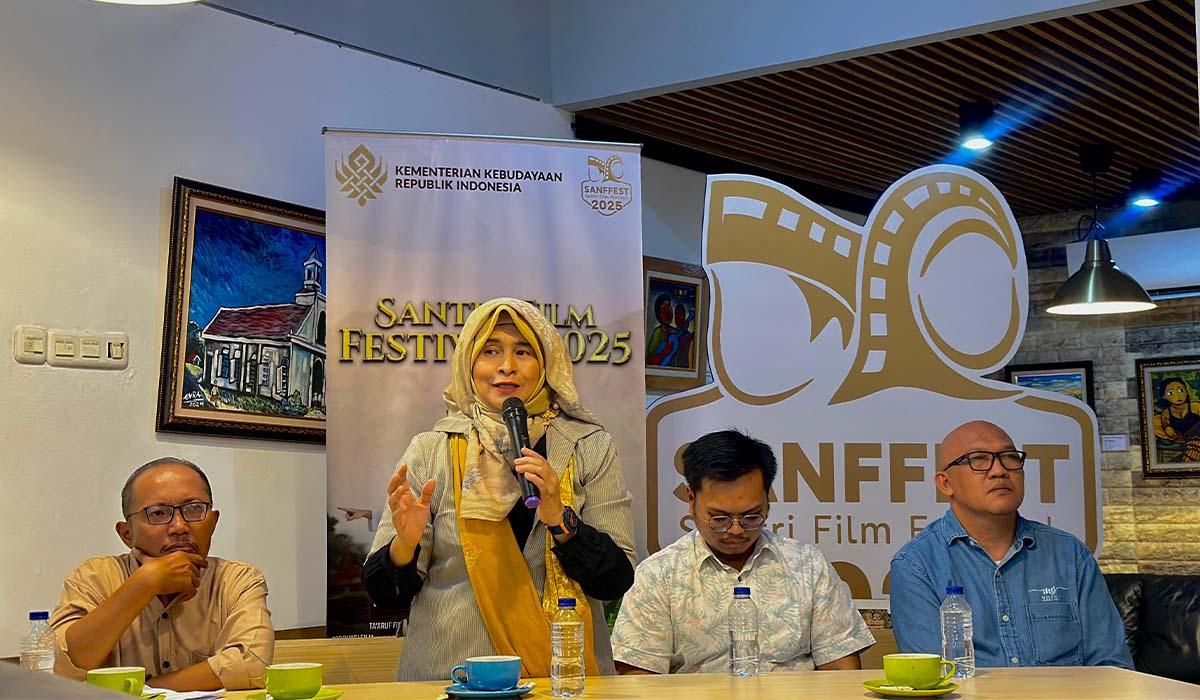 Neno-Warisman-saat-menyampaikan-bahasan-penting-tentang-film-dan-santri-dalam-NgoFi.jpg