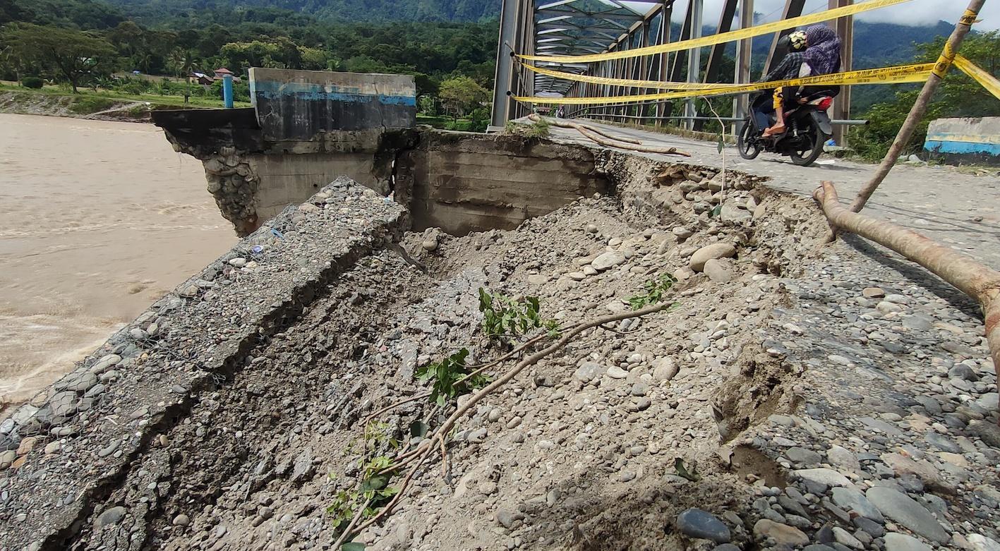 BREAKING NEWS: Opprit Jembatan Natam di Aceh Tenggara Ambruk Digerus Sungai Alas