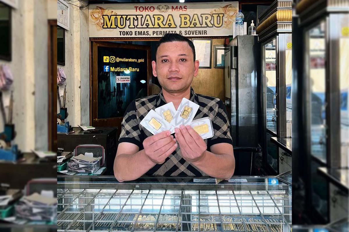 Pengelola-Toko-Emas-Mutiara-Baru-Simpang-Tiga-Bener-Meriah-Darwis.jpg