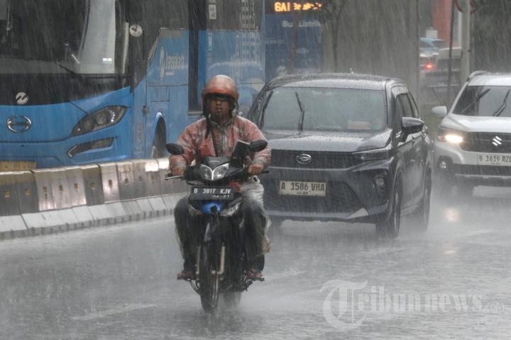 Pengendara-roda-dua-melintas-saat-hujan-di-Jalan-Rasuna-Said-Jakarta.jpg