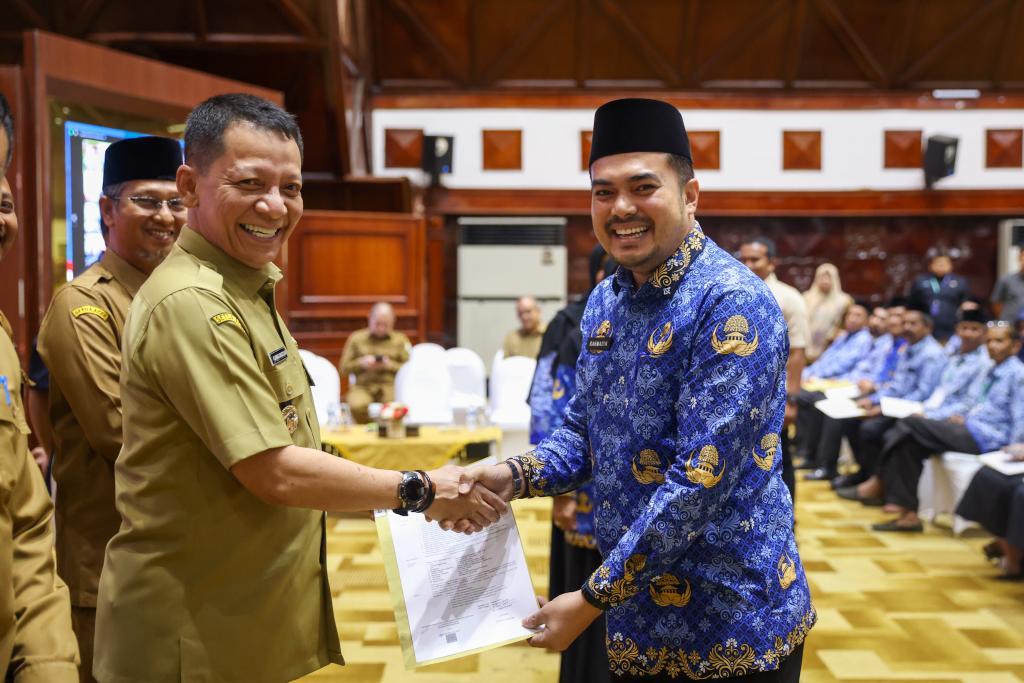 Penjabat Gubernur Serahkan Serentak Secara Digital 3.360 SK Pensiun dan Naik Pangkat PNS se-Aceh