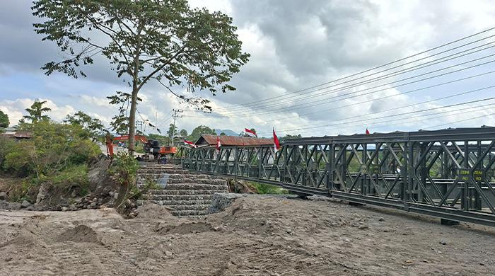 Personel-TNI-sedang-merakit-jembatan-penghubung.jpg