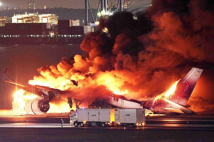 Pesawat-Japan-Airlines-terbakar-di-landasan-pacu-bandara-Haneda.jpg