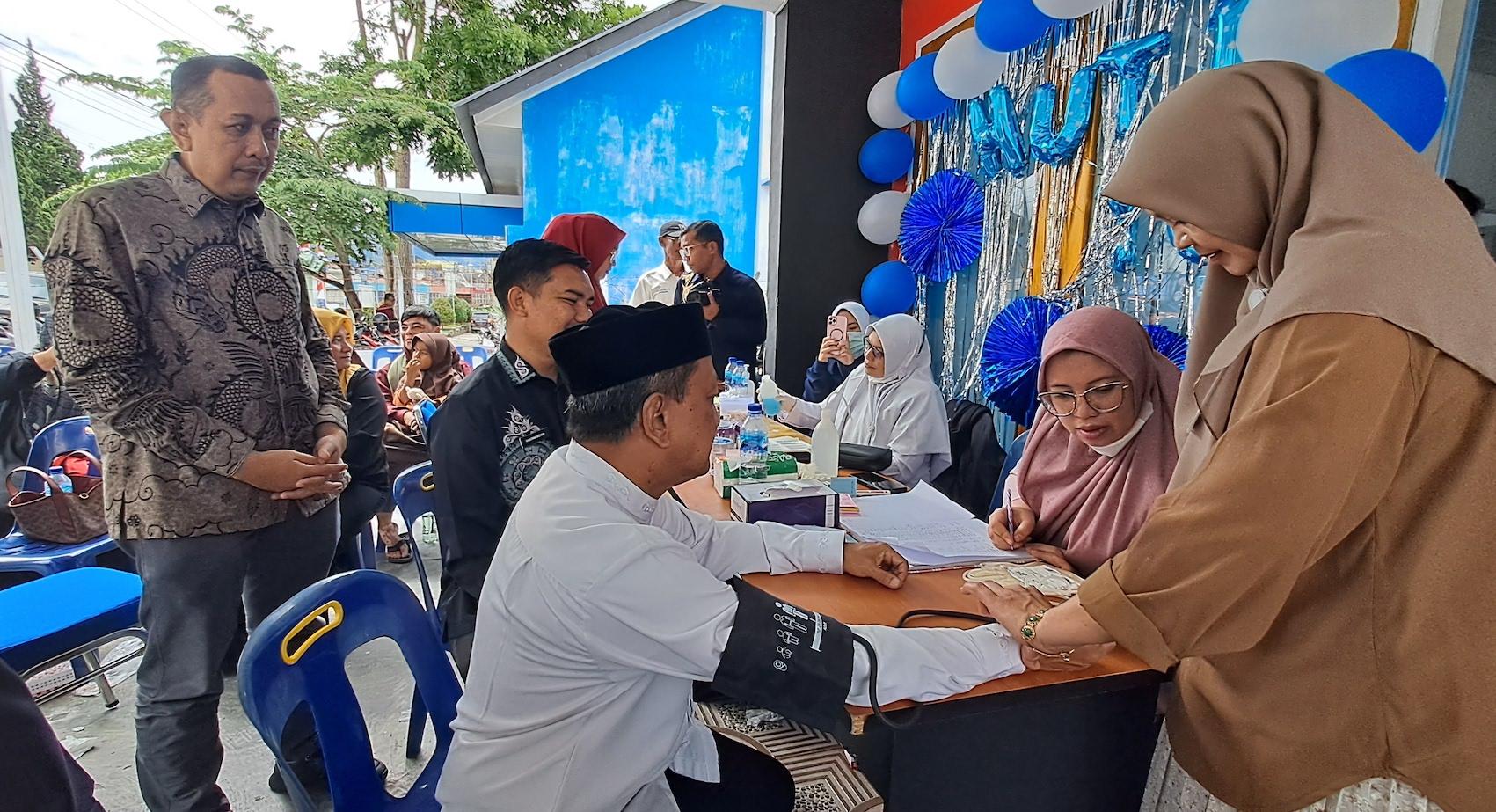 Ikut Donor Darah pada HUT Tribun Gayo, Pj Bupati Aceh Tengah: Kita Buat Program Rutin Bagi ASN