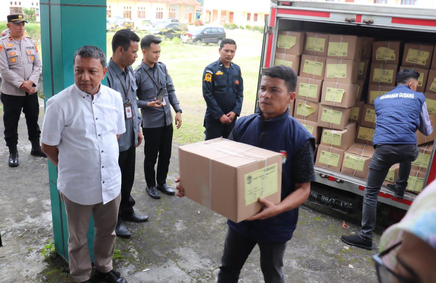 Tinjau Logistik Pemilu, Pj Bupati Aceh Tengah Temukan Kotak Suara Rusak