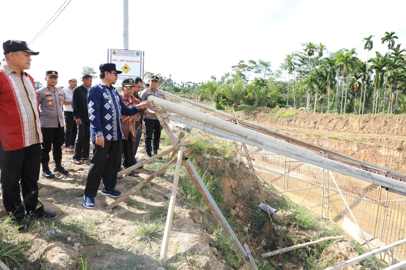 Proyek Irigasi Rp 44,8 Miliar Mangkrak, Petani di Aceh Utara Aliri Sawah Pakai Pompa Bantuan