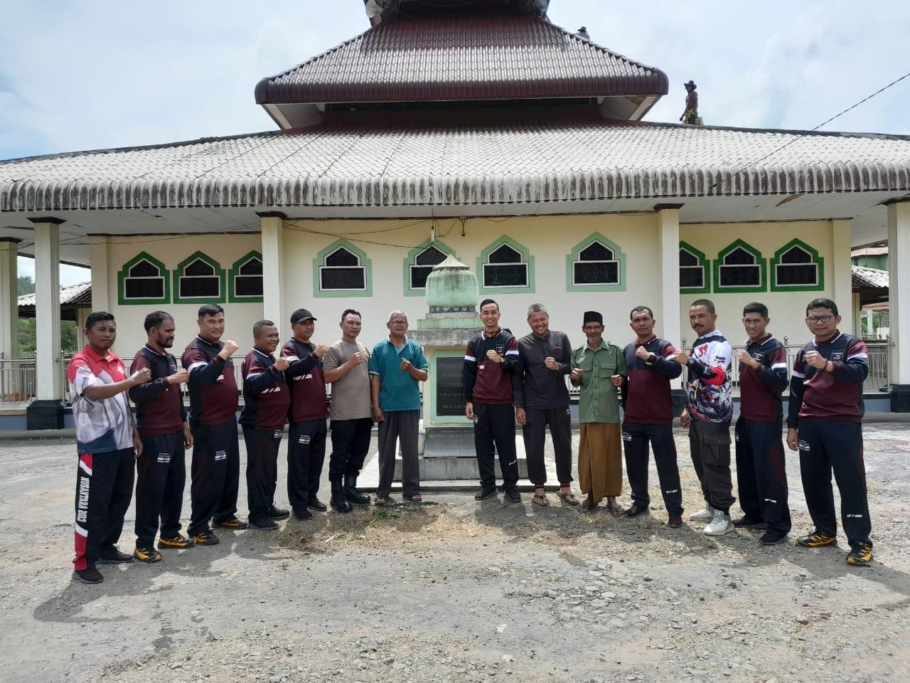 Polsek Linge Bersihkan Masjid Untuk Sambut Bulan Suci Ramadhan dan Patroli Malam Hari