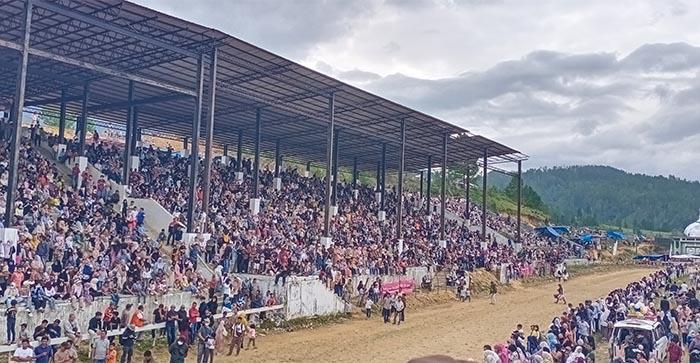 Ribuan-penonton-memadati-tribun-Stadion-Buntul-Nege-Blangsere-Kabupaten-Gayo-Lues.jpg