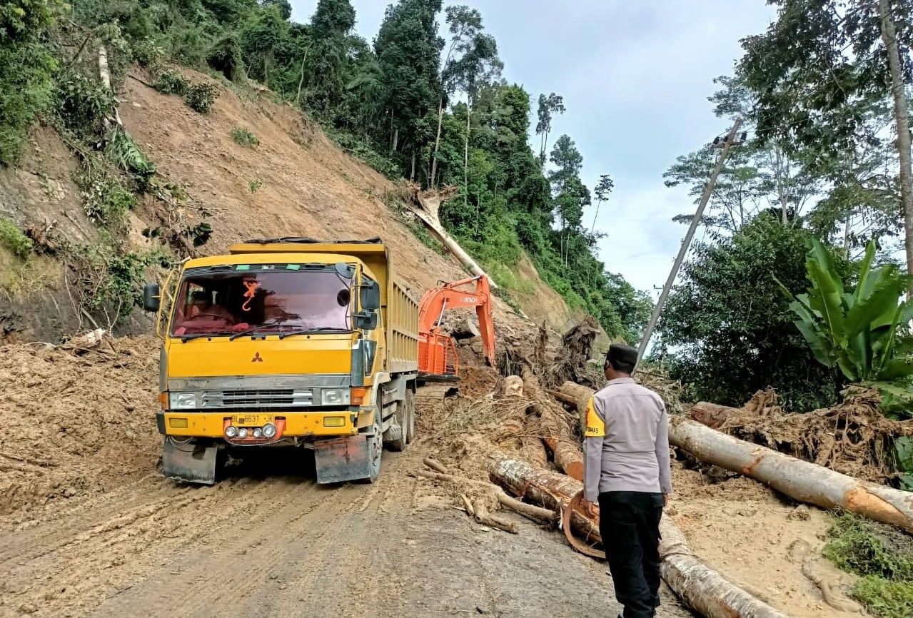 Longsor di Syiah Utama Bener Meriah, Jalan Rusip - Samar Tertimbun Capai 2 Meter