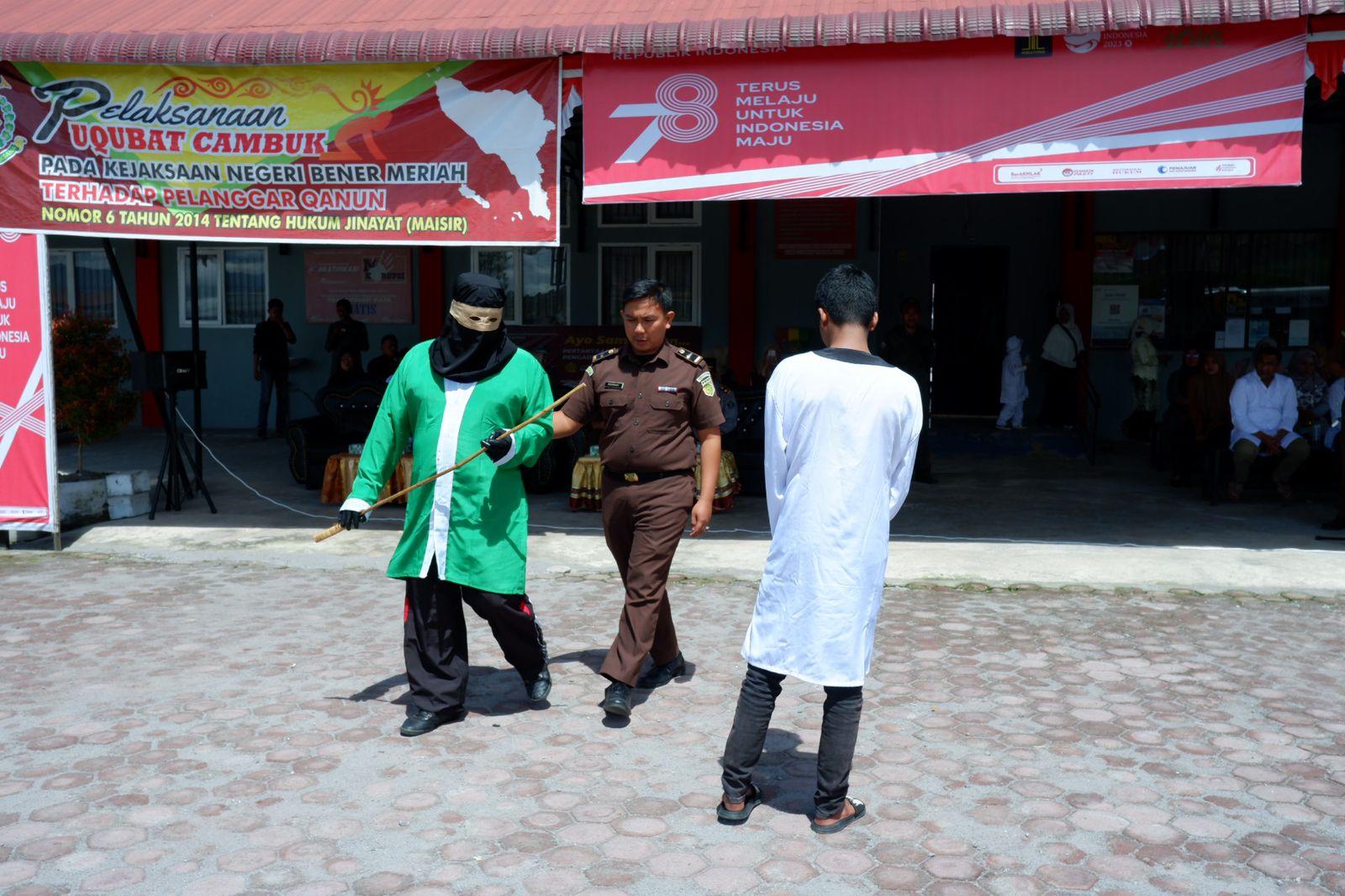 Algojo Cambuk 6 Terpidana Kasus Sabung Ayam dan Chip Domino di Bener Meriah
