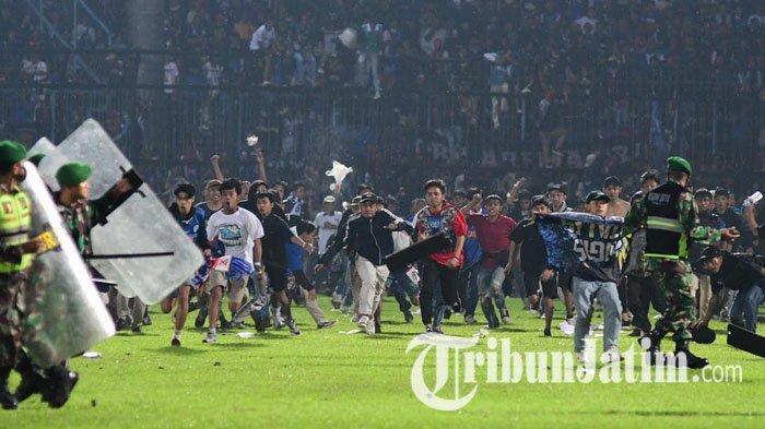 Suporter-Arema-turun-ke-lapangan.jpg