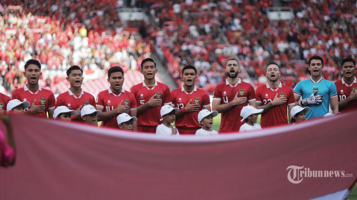 TIMNAS-MENYANYIKAN-LAGU-NASIONAL.jpg