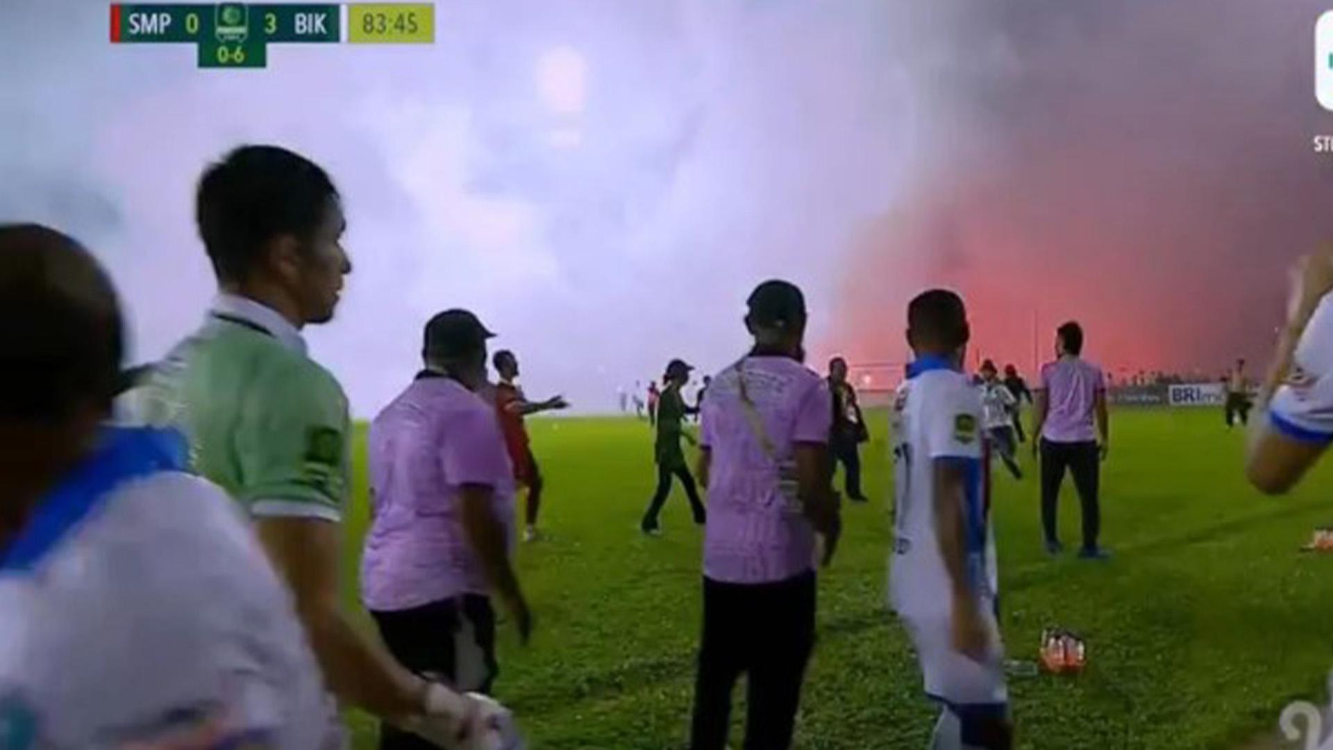 BREAKING NEWS: Suporter Semen Padang FC Lempar Puluhan Flare ke Lapangan Saat Laga Hadapi PSBS Biak
