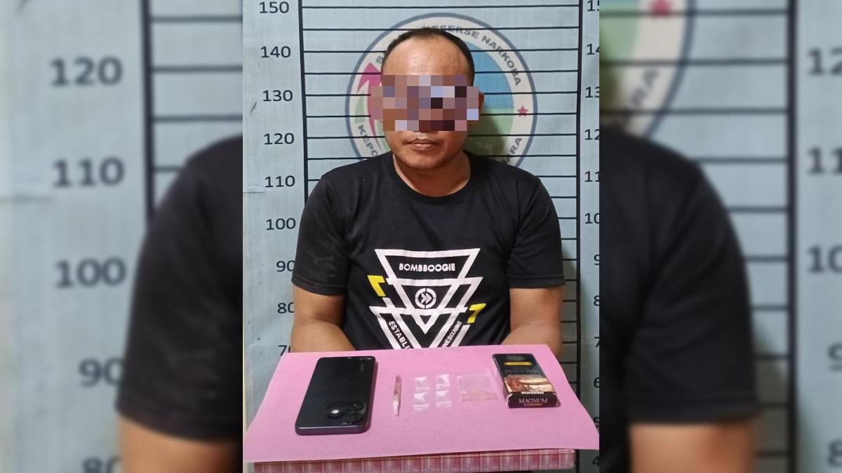 Tersangka-AR-memiliki-sabu-empat-paket-diamankan.jpg