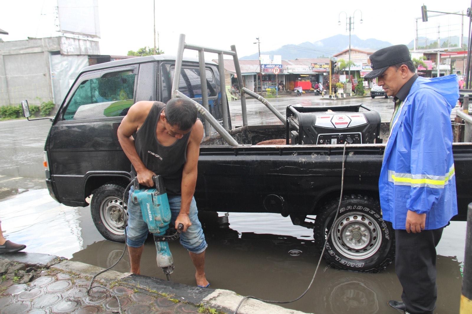 WAKIL-BUPATI-ACEH-TENGAH-TANGANI-LANGSUNG-BANJIR.jpg
