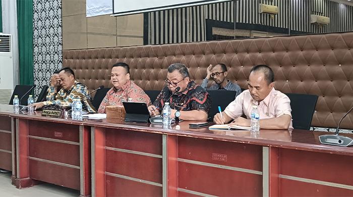 Wakil-Bupati-Aceh-Tenggara-Heri-Al-Hilal-saat-bertemu-dengan-belasan-orang.jpg