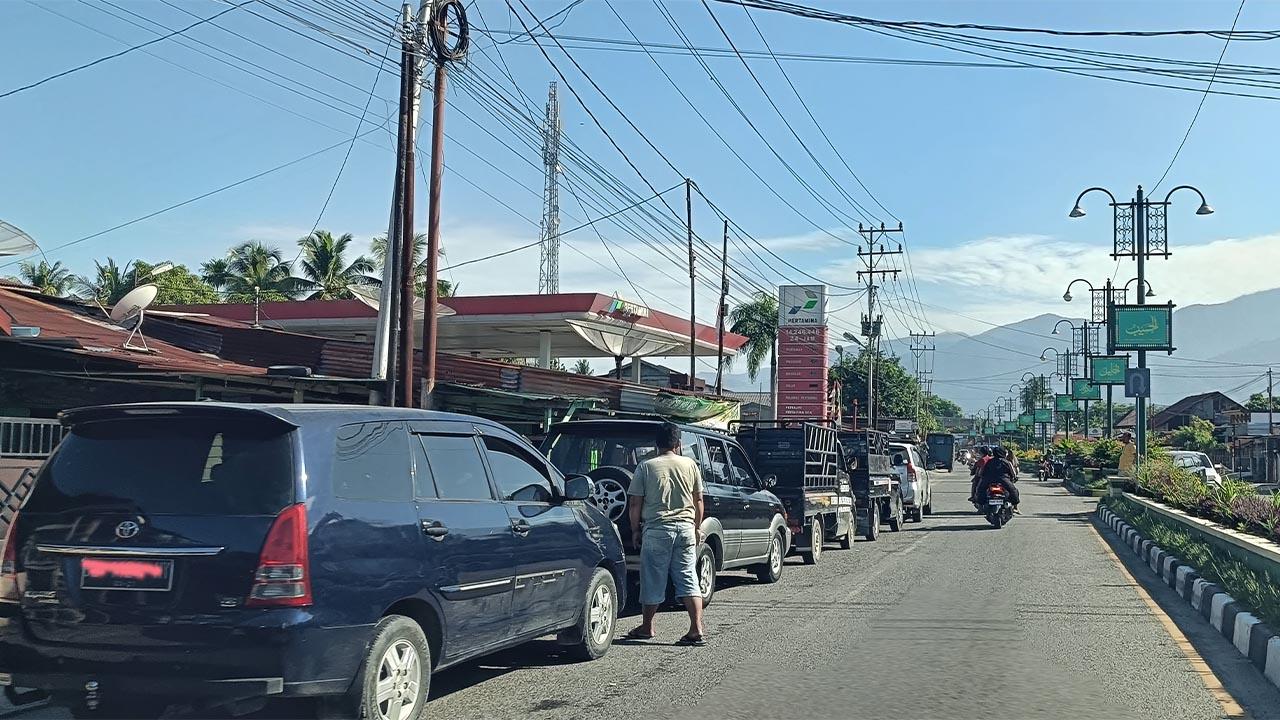 antrean-di-spbu-aceh-tenggara-1506_1.jpg