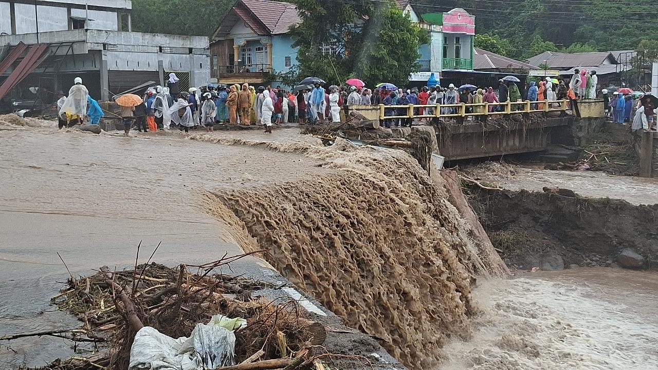 banjir-bener-meriaah.jpg
