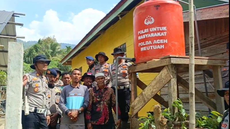 bantuan-air-bersih-dari-kapolda.jpg