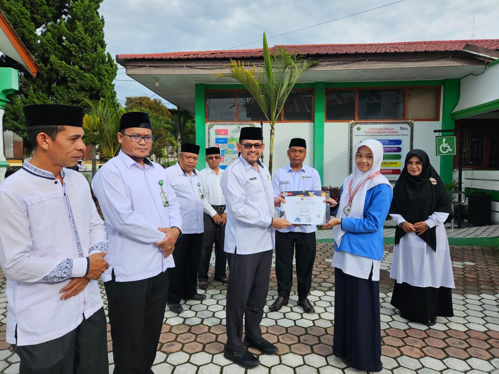 epala-Kantor-Kementerian-Agama-Kabupaten-Aceh-Tengah-H-Wahdi-MS-MA-menyerahkan.jpg